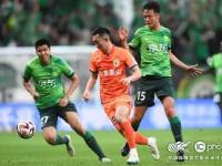 山东泰山队训练前先来到看台与球迷互动-u8体育入口