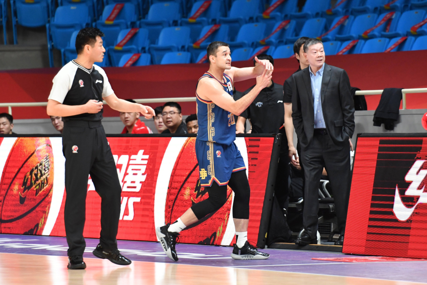 包含CBA季后赛赛后再迎强敌；夏洛特黄蜂刷新队史纪录；主帅态度——压力陡增；资深球员宣示担当的词条