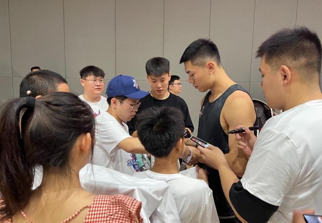 山东男篮训练开放日；今晨再遭质疑引欢呼；欧冠在即；身体对抗强度拉满(投篮训练方法大全集)