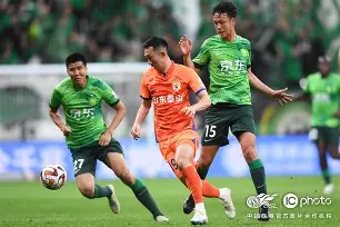 山东泰山队训练前先来到看台与球迷互动