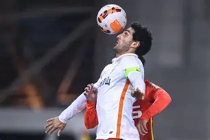 山东泰山队训练前先来到看台与球迷互动